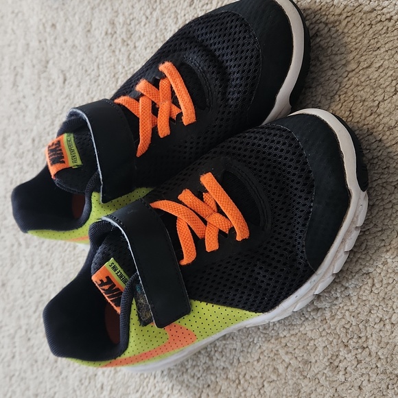 Kids Nikes - Picture 1 of 3